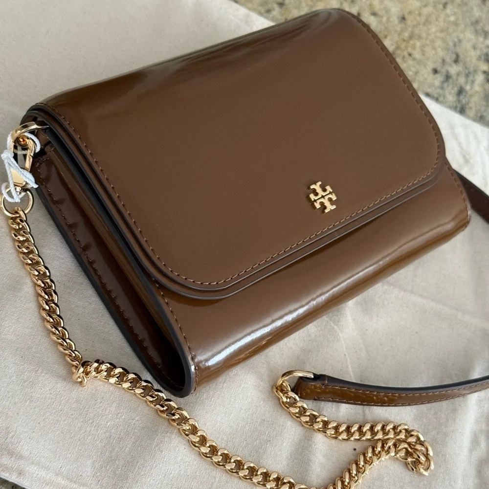 New tory burch ❤️‍🔥 Emerson PATENT CHAIN WALLE RICH WALNUT
